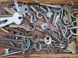Over 80 old vintage keys in wooden cigar box