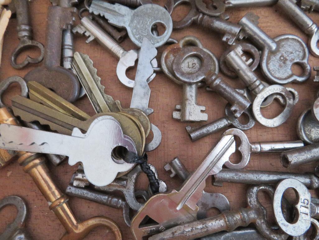 Over 80 old vintage keys in wooden cigar box