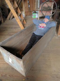 Wooden bath tub