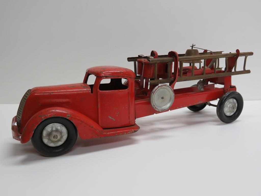 20" steel Fire Truck with bell, detachable ladders