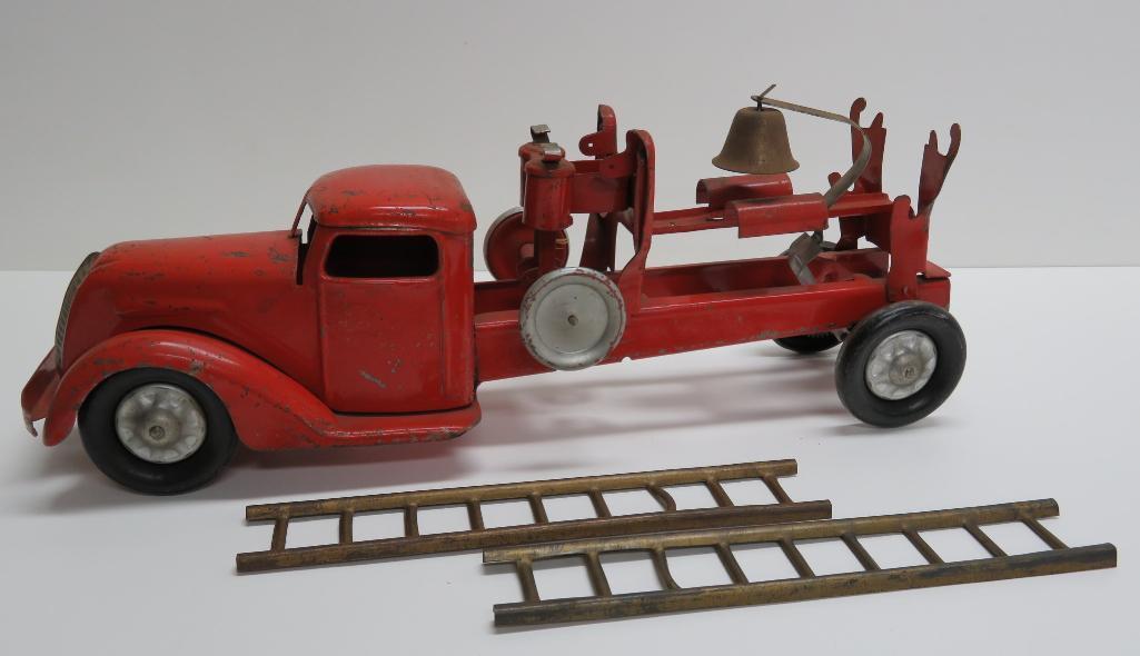 20" steel Fire Truck with bell, detachable ladders