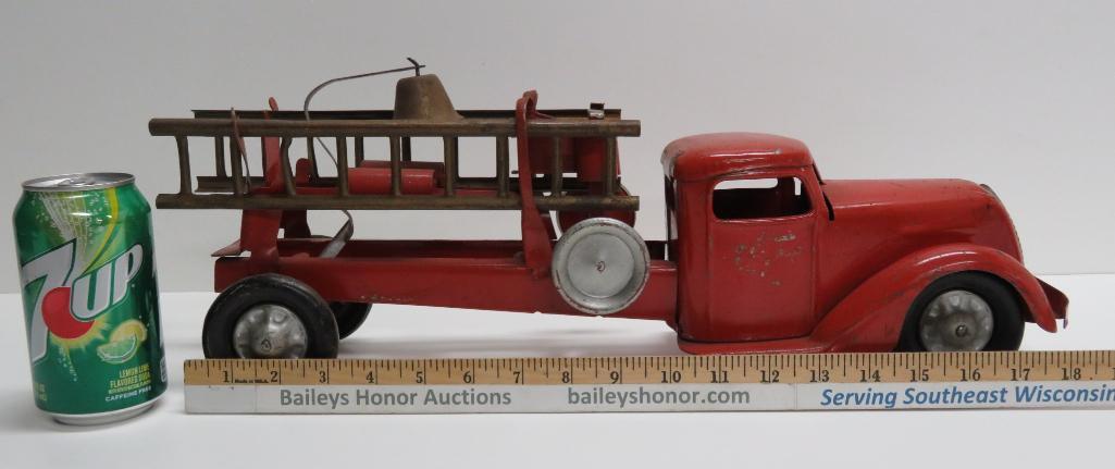 20" steel Fire Truck with bell, detachable ladders