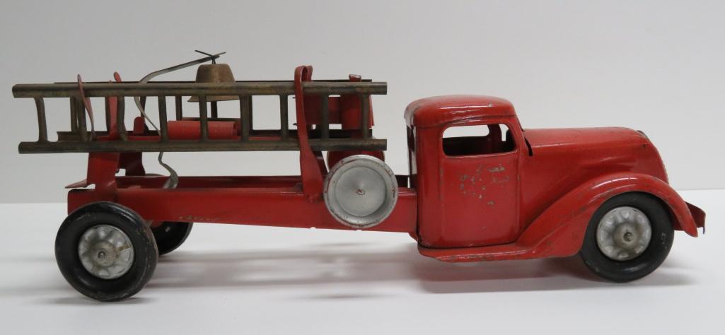 20" steel Fire Truck with bell, detachable ladders