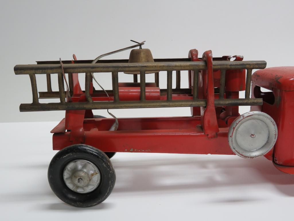 20" steel Fire Truck with bell, detachable ladders