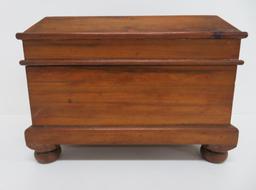 Wood box, sewing or tea caddy, 11" x 7 1/2", bun feet