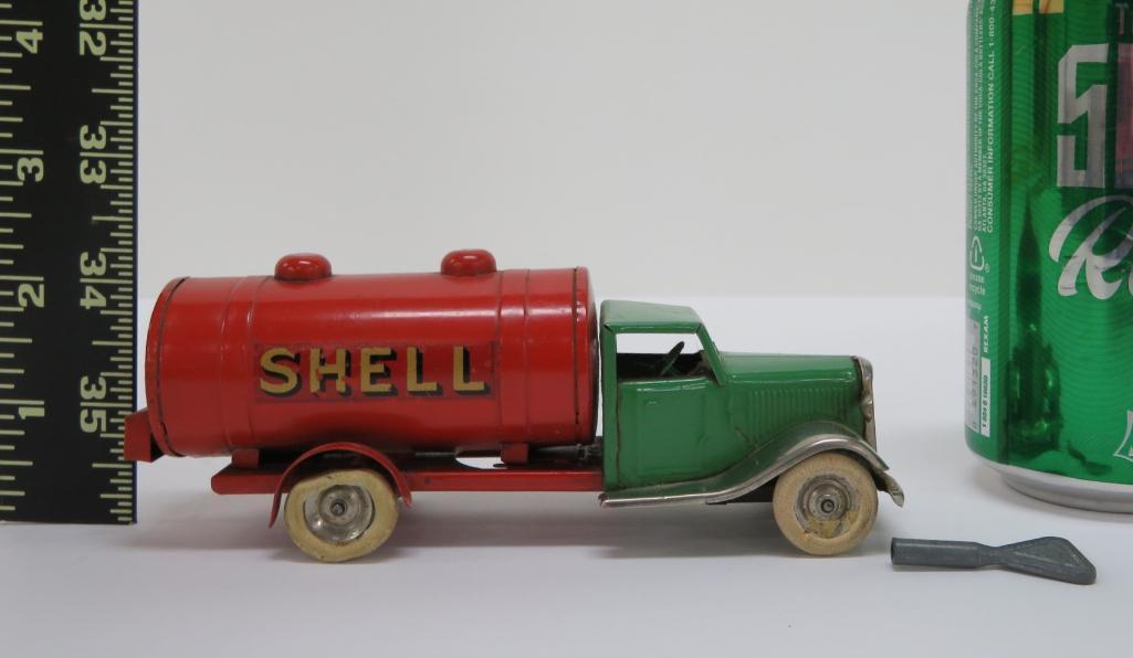Tri-Ang Minic Toy oil tanker truck, Shell "BP", 6", with key