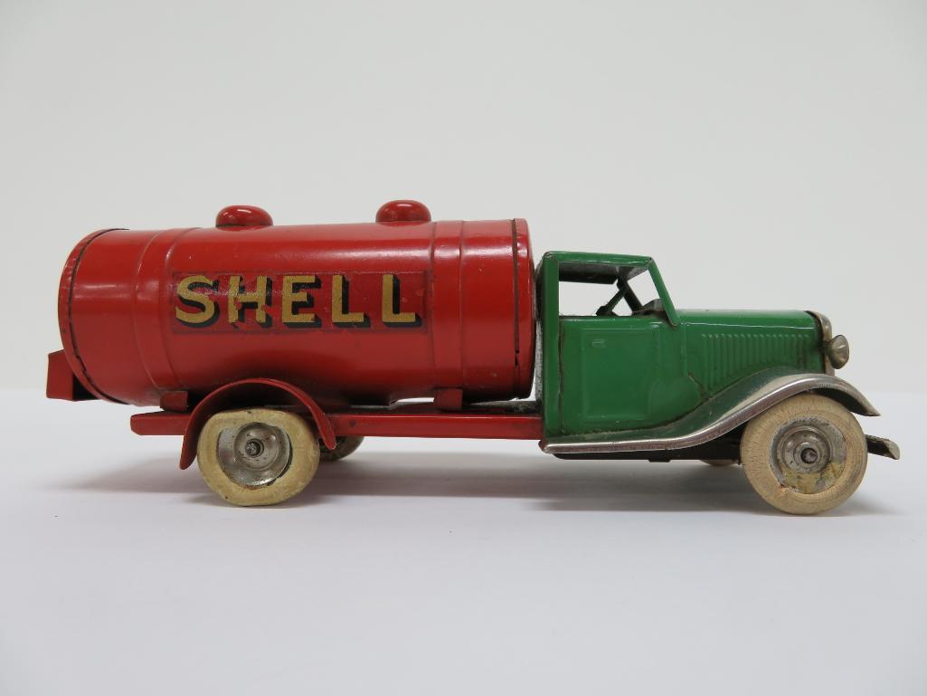 Tri-Ang Minic Toy oil tanker truck, Shell "BP", 6", with key