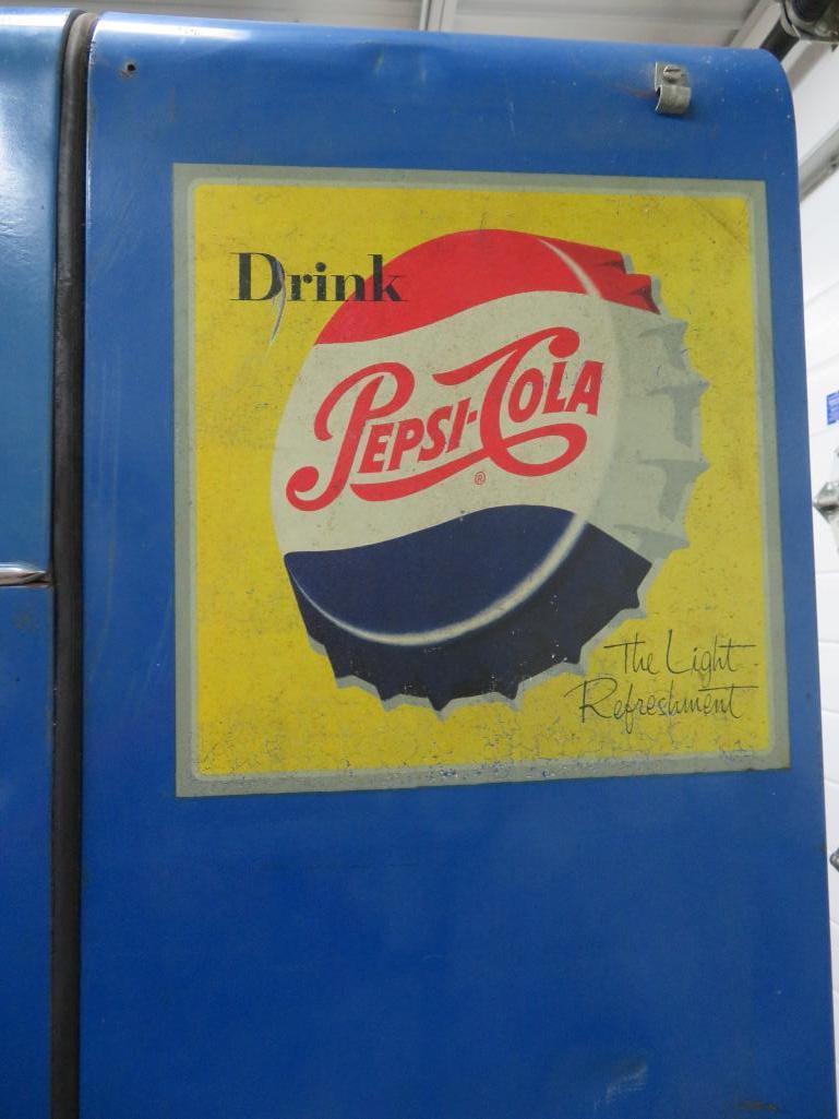 Pepsi 10 cent, Vendo soda machine, VMC SA 144, The Light Refreshment, bottle cap front