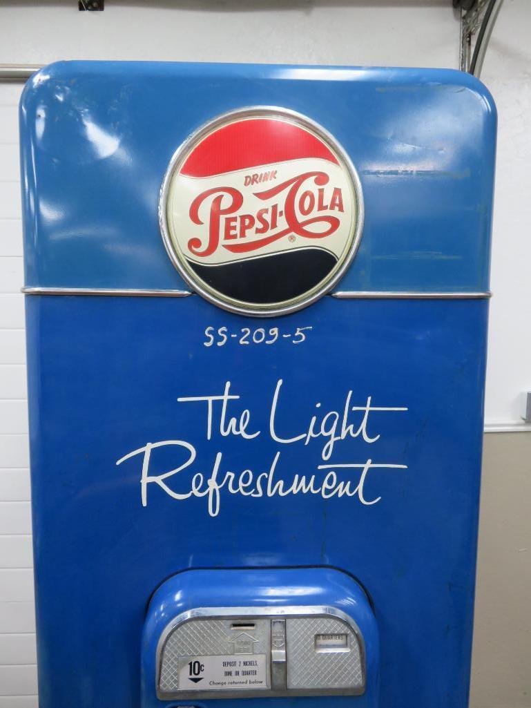 Pepsi 10 cent, Vendo soda machine, VMC SA 144, The Light Refreshment, bottle cap front