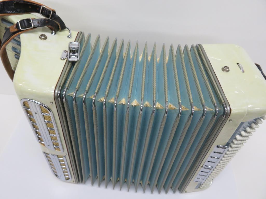 Vintage Gigante accordion, 3 switch and 120 Bass, made in Italy, with case and music