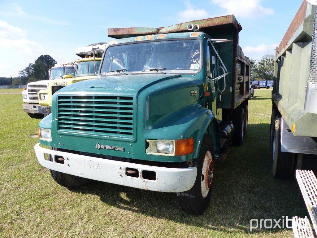 2002 International 4900 6x4 Tandem-axle Dump Truck, s/n 1HTSHAAR52H502045: