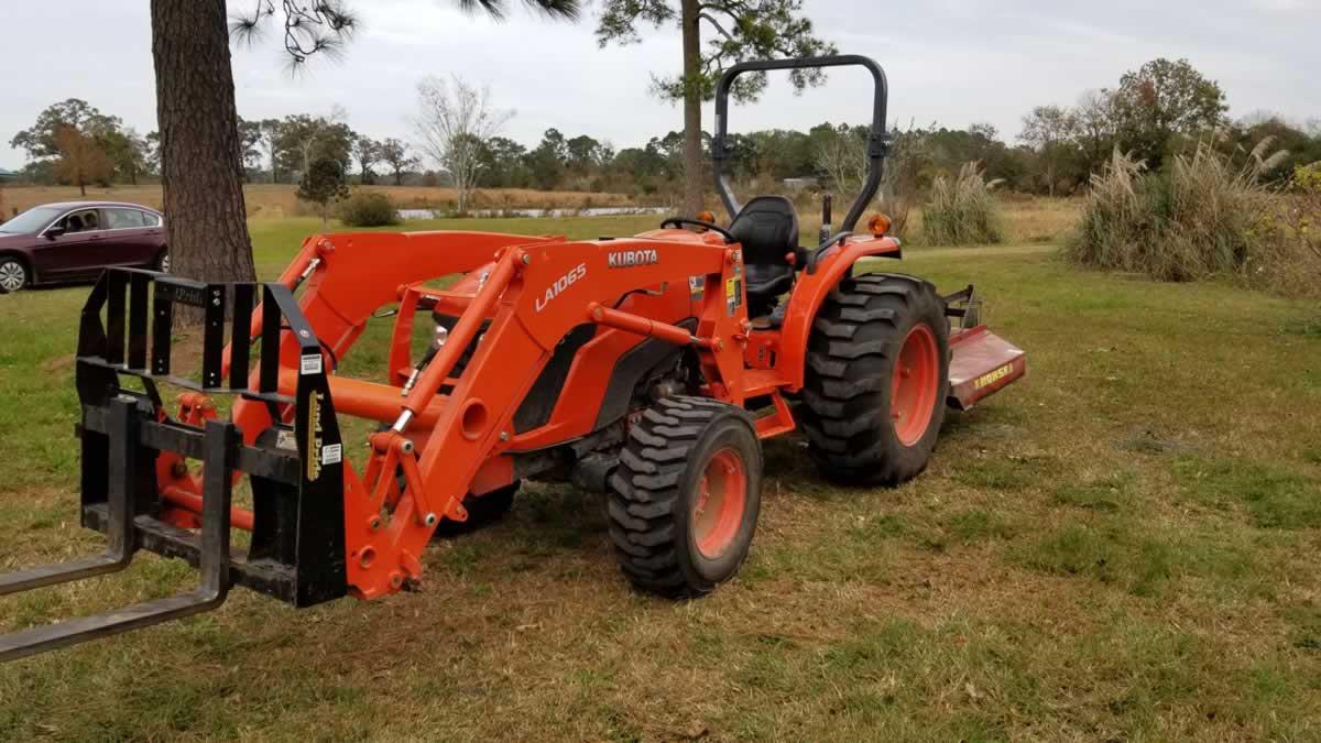 Kubota MX5200D MFWD Tractor, s/n 52200: Rollbar, Kubota LA1065 Loader w/ Bu