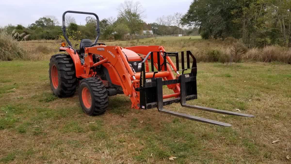 Kubota MX5200D MFWD Tractor, s/n 52200: Rollbar, Kubota LA1065 Loader w/ Bu