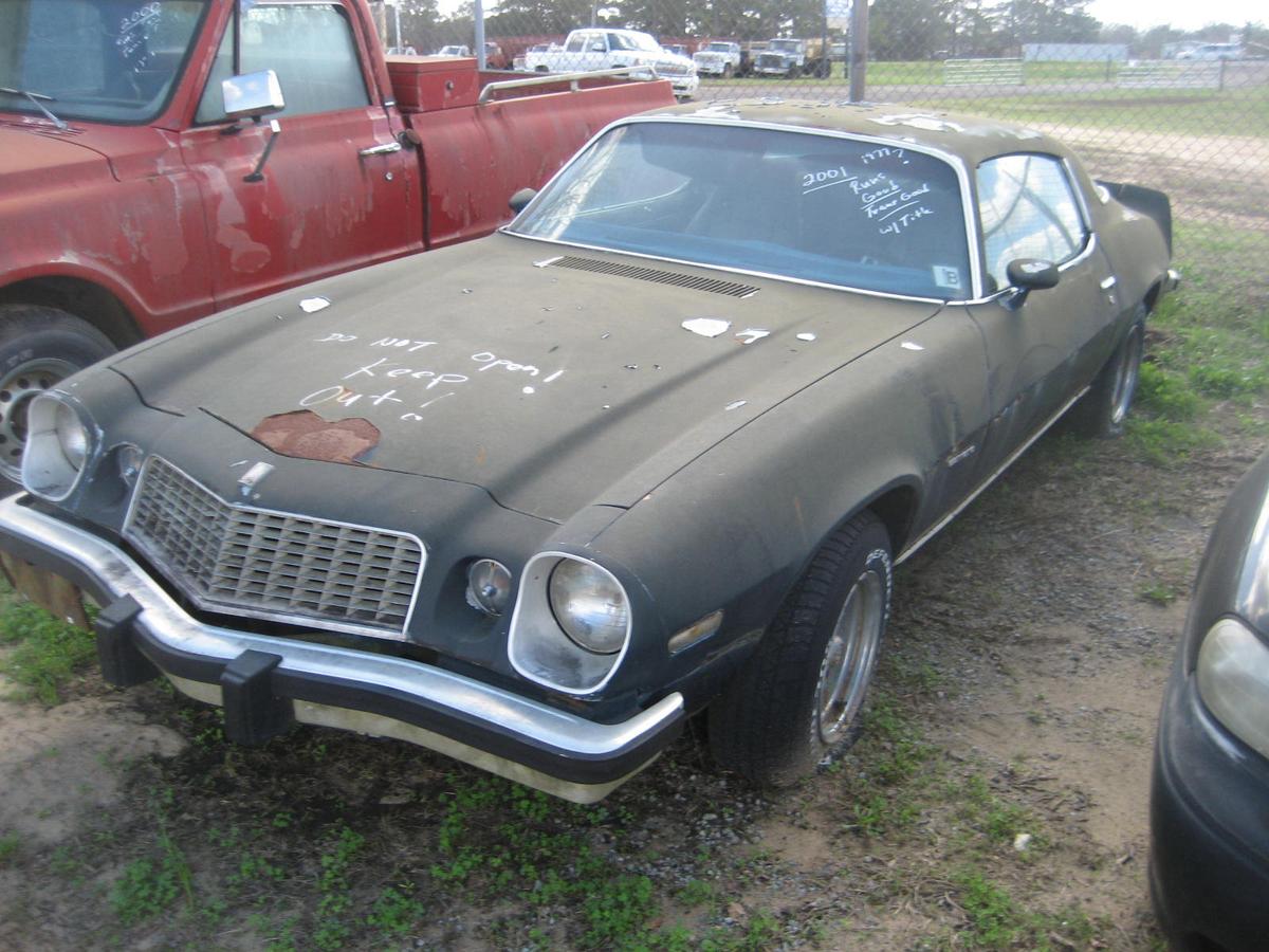 1977 Chevy Camaro: V8 Eng., 4-sp.