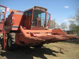 International 1440 Combine, s/n 7877 w/ 1044 Corn Head