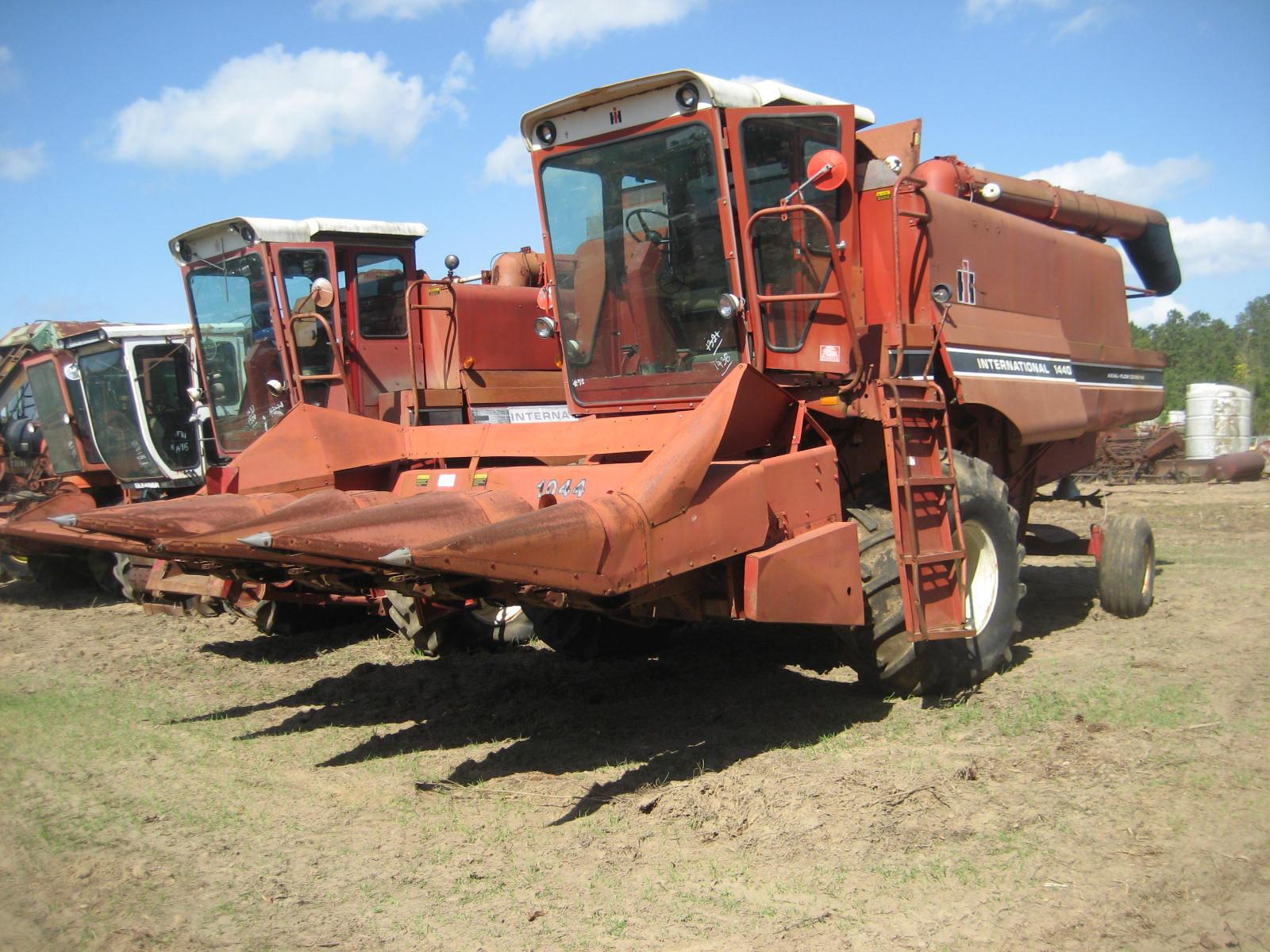 International 1440 Combine, s/n 7877 w/ 1044 Corn Head