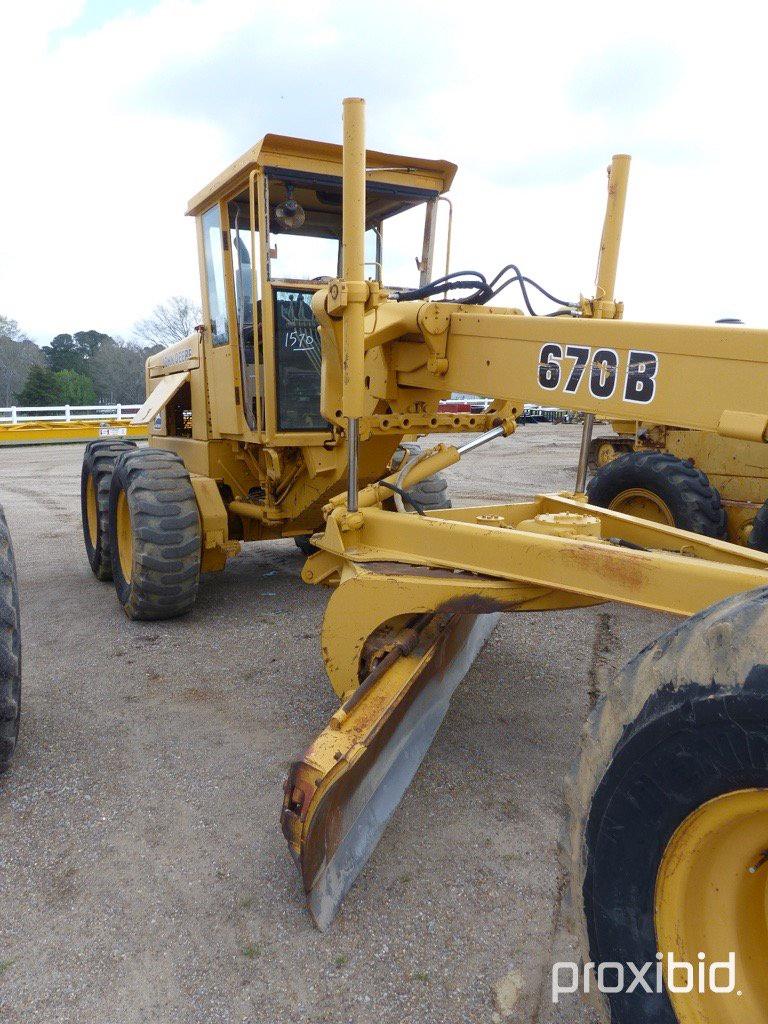 John Deere 670B Motor Grader: Articulating, 12' Blade, Front Scarifier, 17.