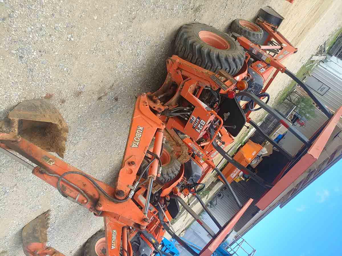 Kubota B21X2 Loader Backhoe, s/n 62746: Kubota TL421 Front Loader, Showing