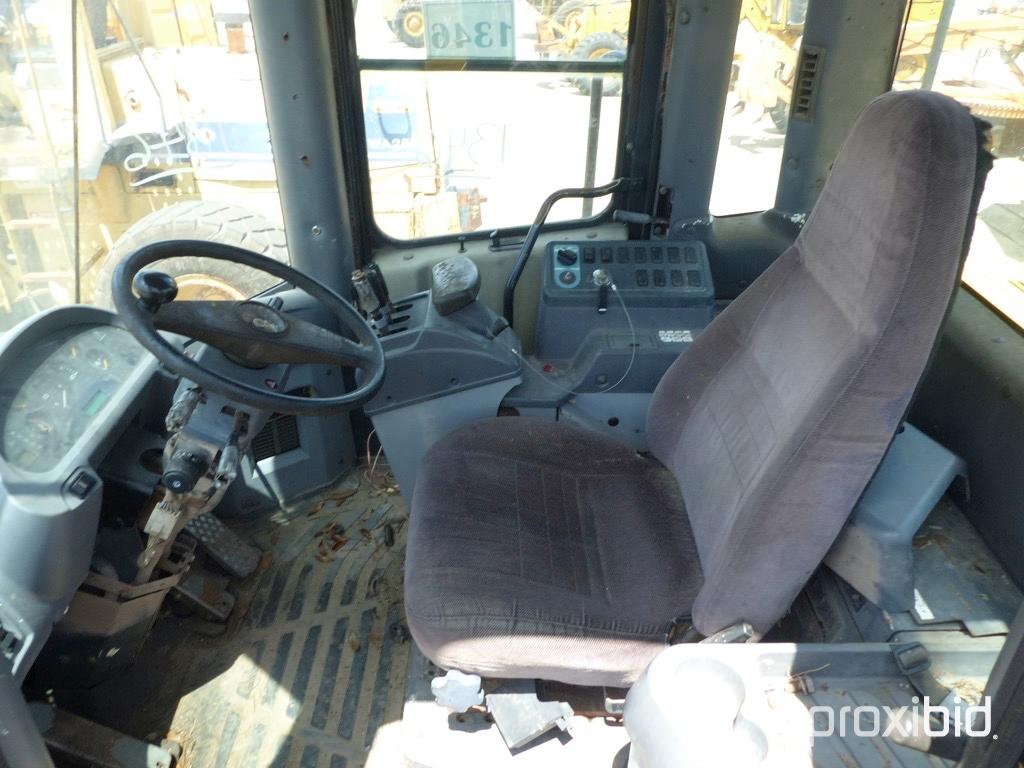 Komatsu WA380-5 Rubber-tired Loader, s/n 60182: C/A, Log Forks, 26.5-25 Tir