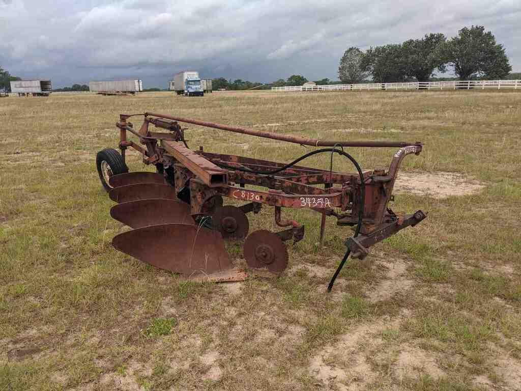 IH 540, 4 x 16 Plow