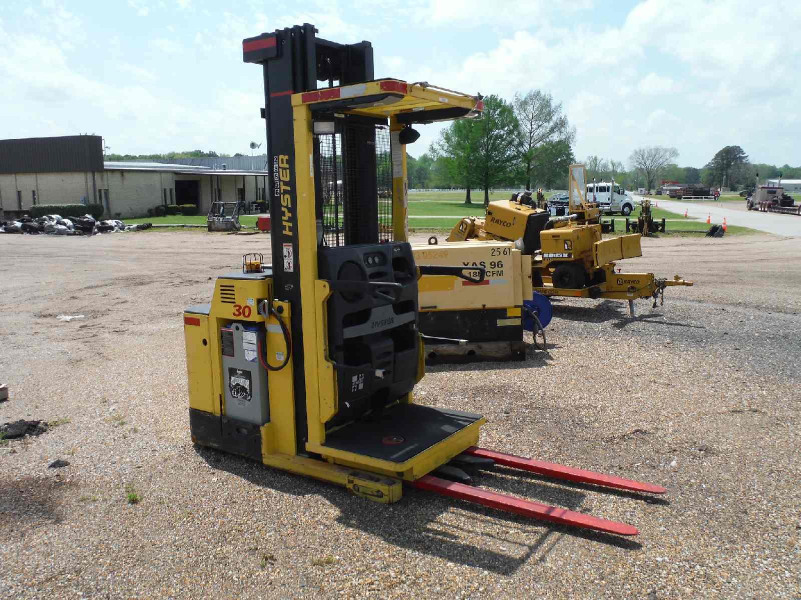 Hyster R30XM2 Order Picker Forklift, s/n G118N02592E: 24-volt, Charger, 48"