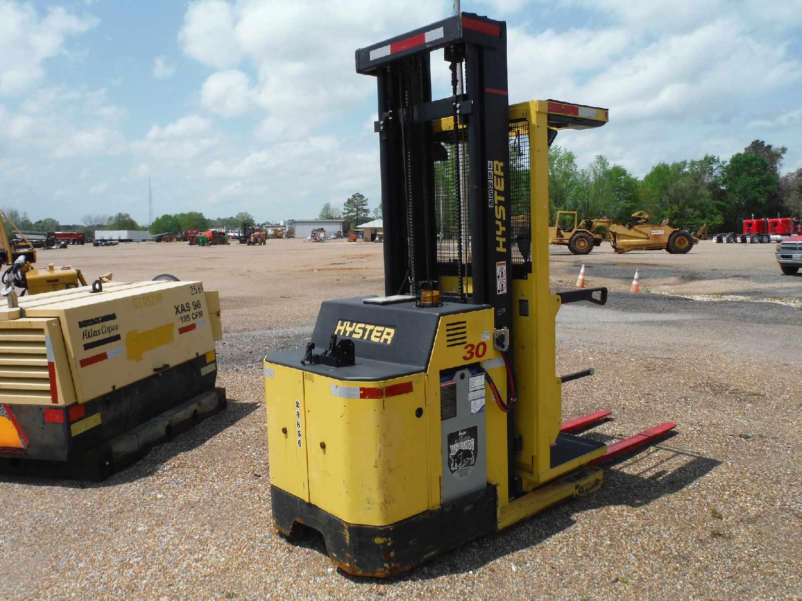 Hyster R30XM2 Order Picker Forklift, s/n G118N02592E: 24-volt, Charger, 48"