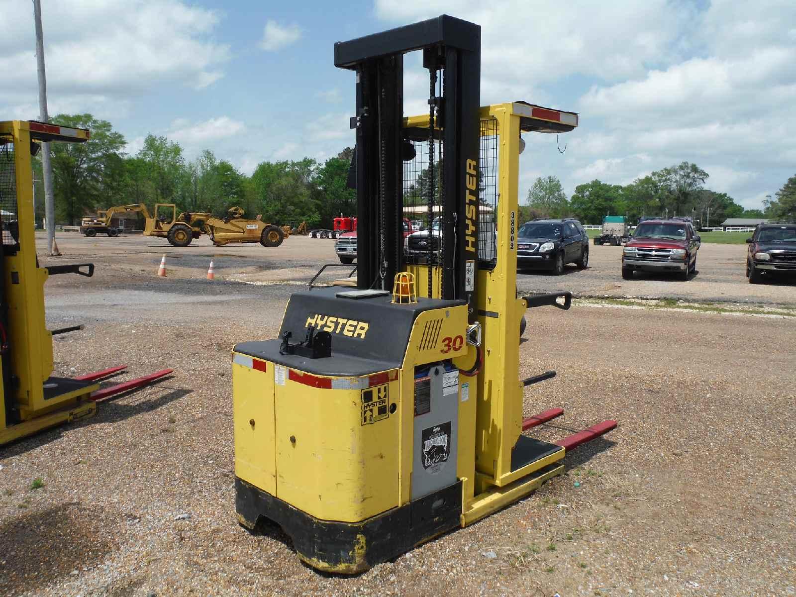 Hyster R30XM2 Order Picker Forklift, s/n H118N01577K: 24-volt, Charger, 48"