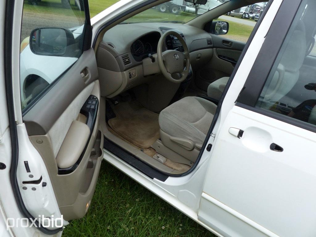 2005 Toyota Sienna CE Mini Van, s/n 5TDZA23C65S239952: Odometer Shows 173K