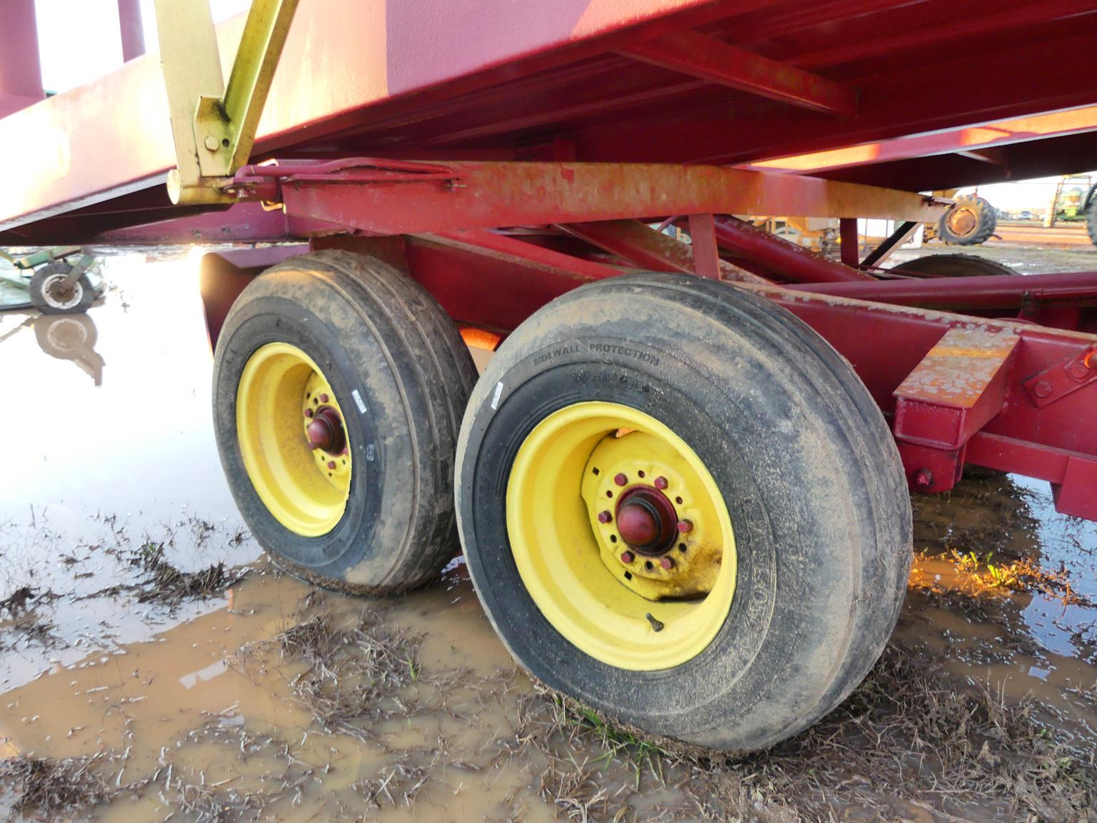 New Holland Stackliner 1037 Bale Wagon