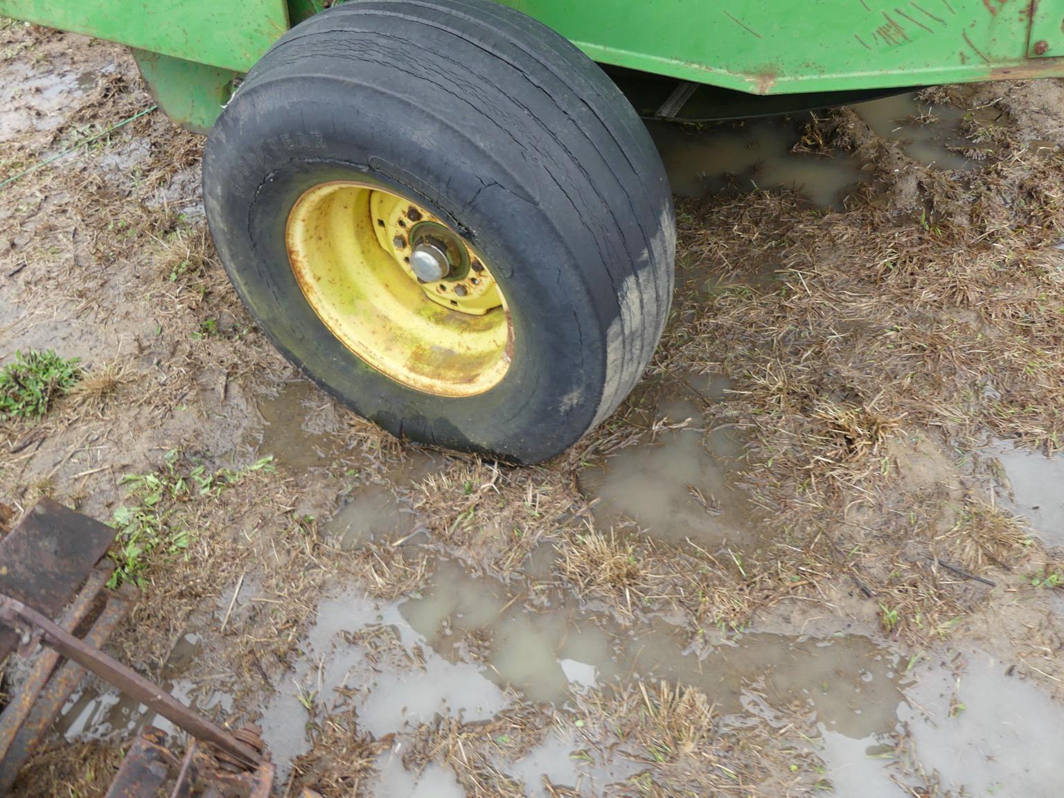 John Deere 535 Baler