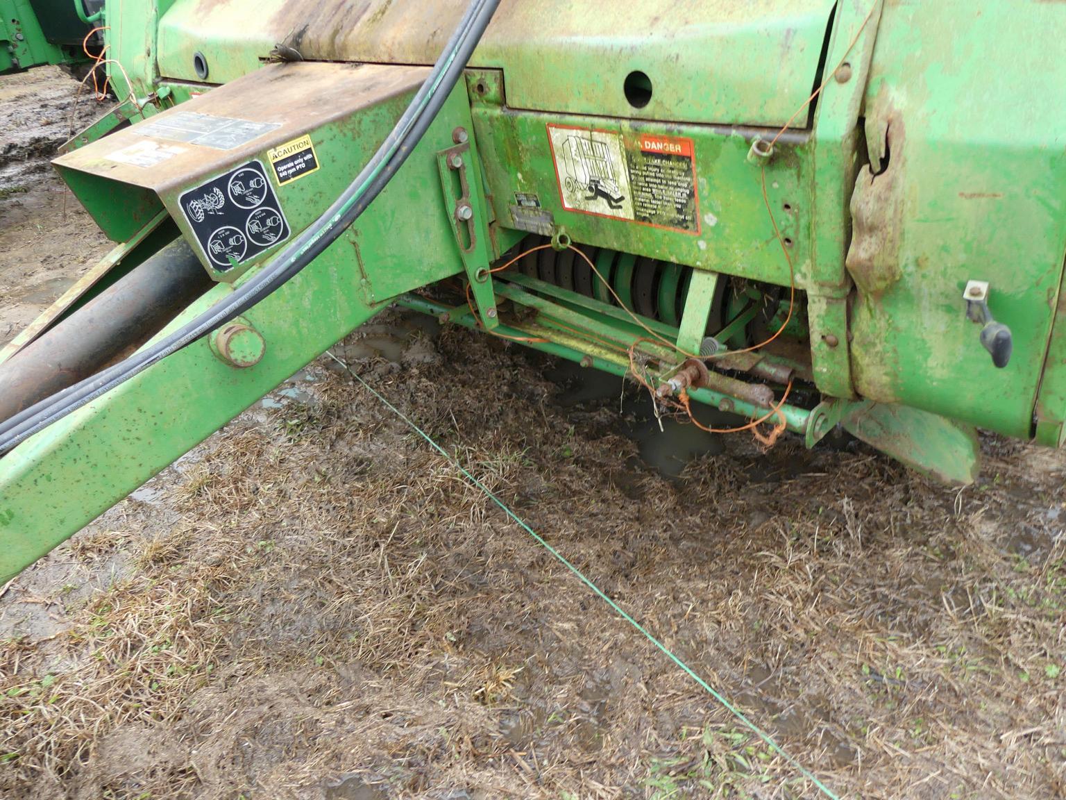 John Deere 535 Baler