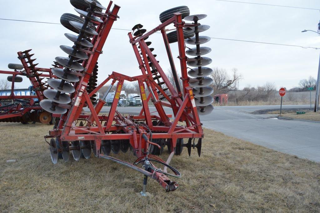 26' Massey Ferguson Model 820 Disc, Series 1867, 22" Blades