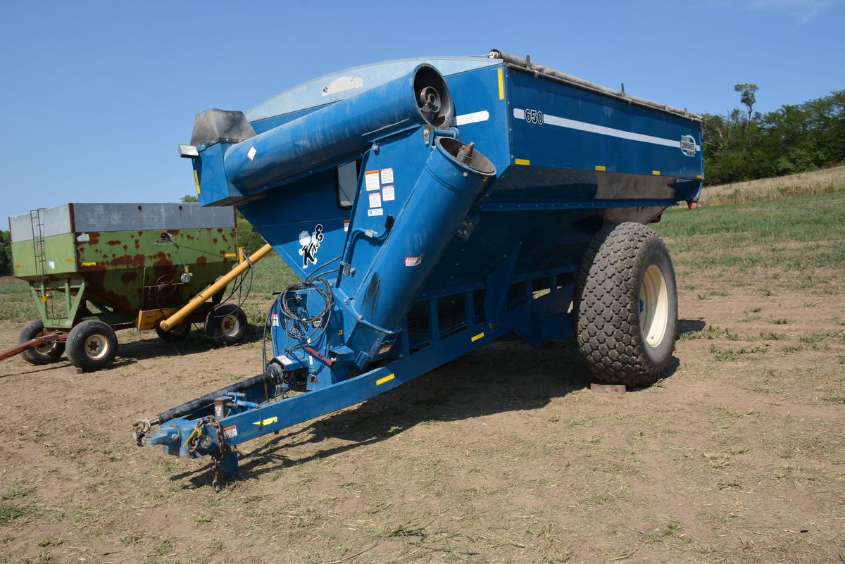 Kinze 650 Auger Wagon, Light Package, 24.5-32 Tires, Roll Over Tarp