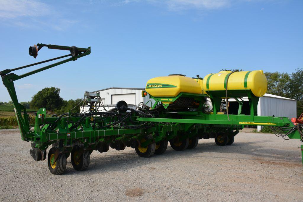 2003 JD 1790CCCS Planter, 31 row, 15” spacing, equipped with tri-fold marke