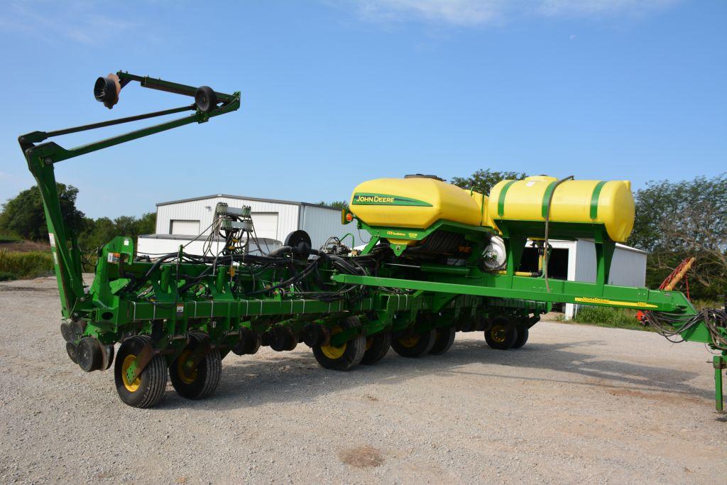 2003 JD 1790CCCS Planter, 31 row, 15” spacing, equipped with tri-fold marke