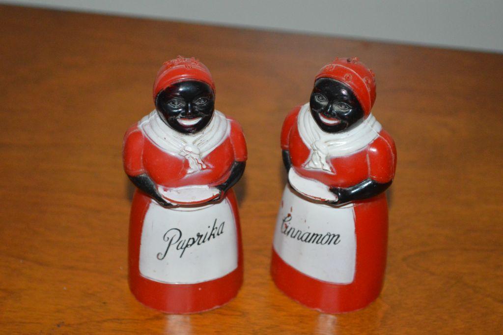 Pair of  Plastic Aunt Jamima Spice Shakers: Paprika & Cinnamon