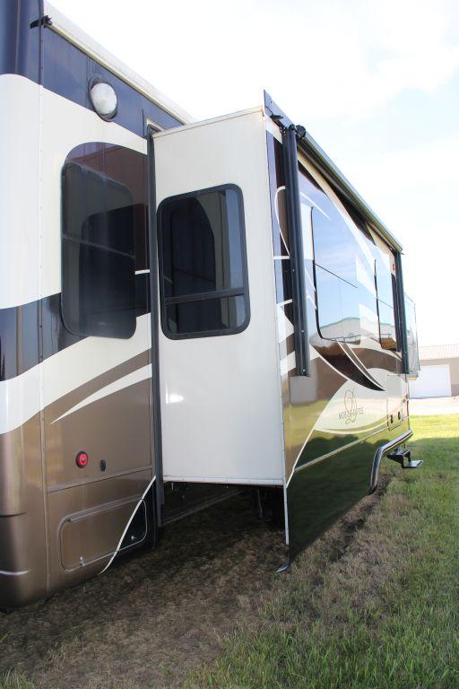 2016 - 44 ft DRV Moble Suite, 4 Slide Outs, 2 Beds, 3 AC Units, 2 Heat Pump