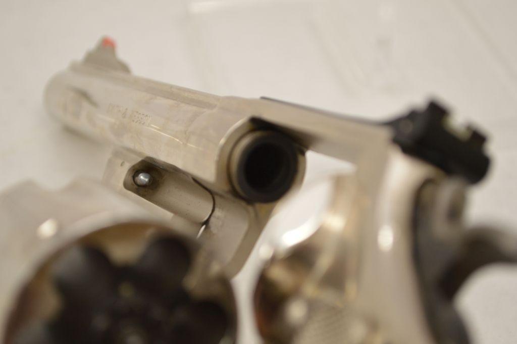 Smith & Wesson Model 57-1, 41 Mag, Nickel 6 Shot, Wood Grips Target Trigger