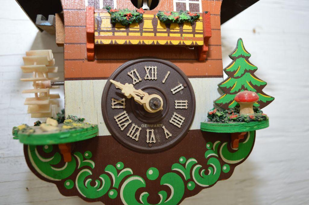 Chalet Style Cuckoo Clock w/ Christmas Pendulum, Single Weight, Tree Decora