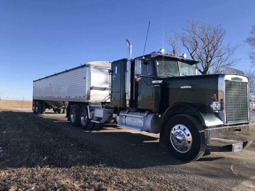 1982 Freightliner, Sleeper Cab, 400 Cat, Dual Fuel Tanks, 15 Speed Road Ran