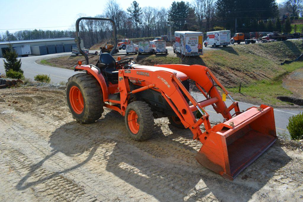 Kubota L3940, w/ LA724 Loader & Bucket, 1060 hrs, Hydrostat, SN: 31941, 17.