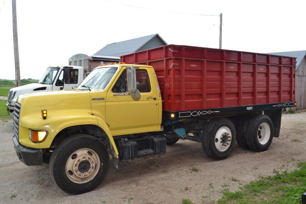 1998 Ford F-700, 7.0L Gas Engine, 3 Speed Allison Automatic, 162,620 Miles, Pusher Axle, Super Clean