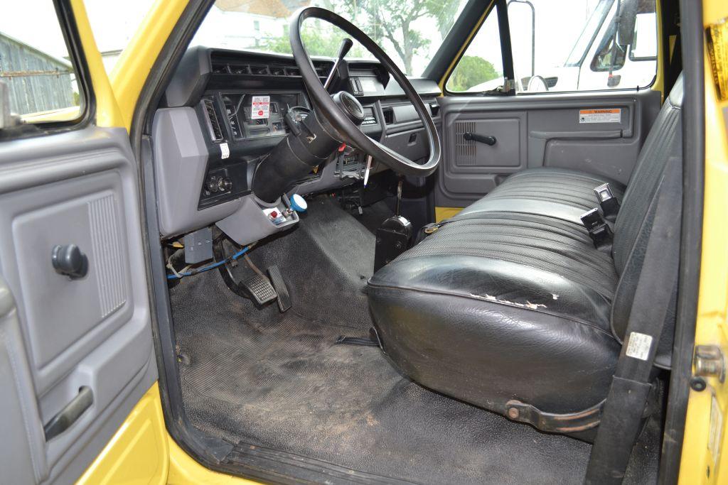 1998 Ford F-700, 7.0L Gas Engine, 3 Speed Allison Automatic, 162,620 Miles, Pusher Axle, Super Clean