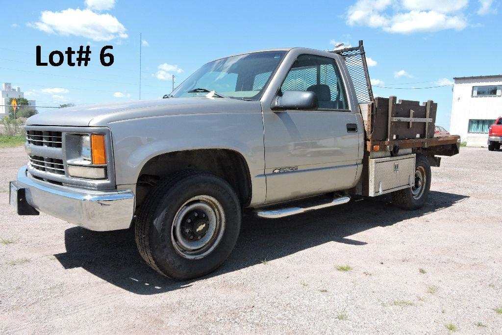 2000 Chevy C2500 pickup, vin 1GBGC24RXYF409419, miles on odo 136,244,