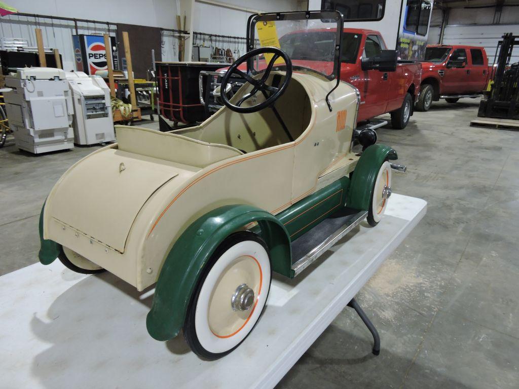 Lincoln pedal car with oiler, license plate 5657, trunk, scale model.