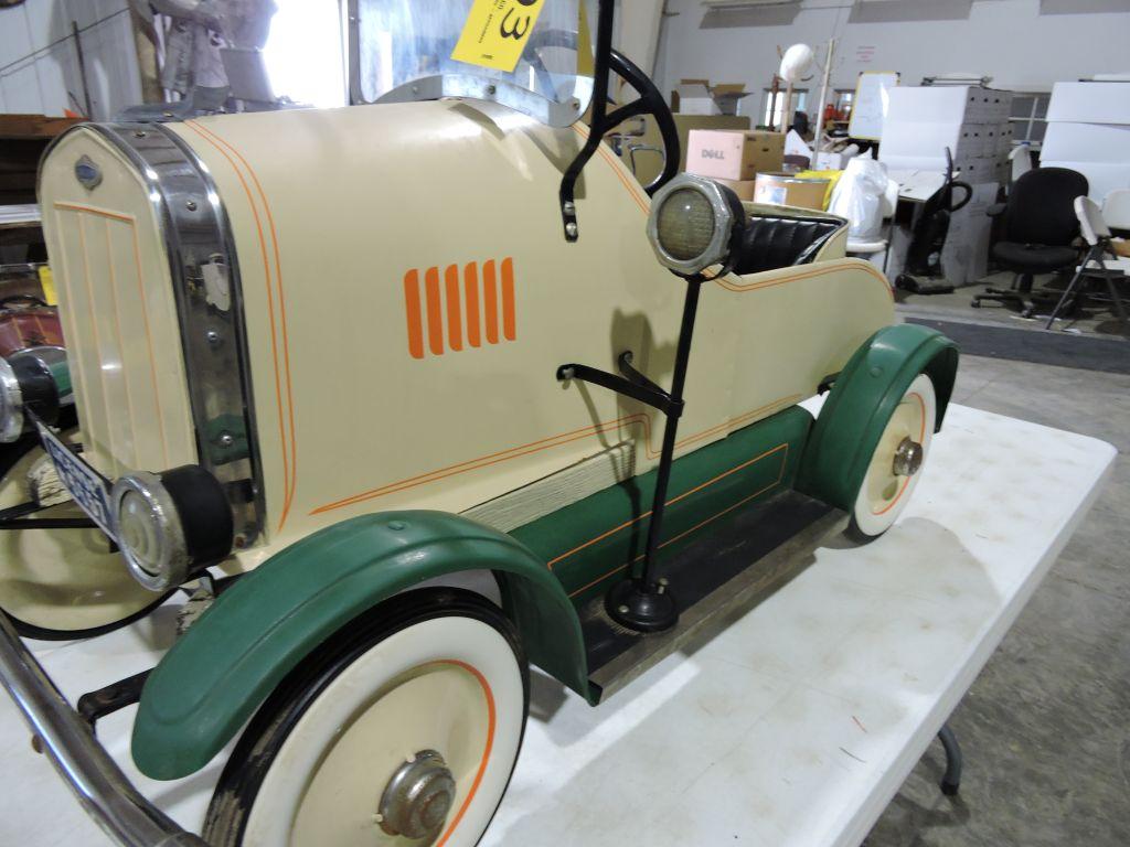 Lincoln pedal car with oiler, license plate 5657, trunk, scale model.