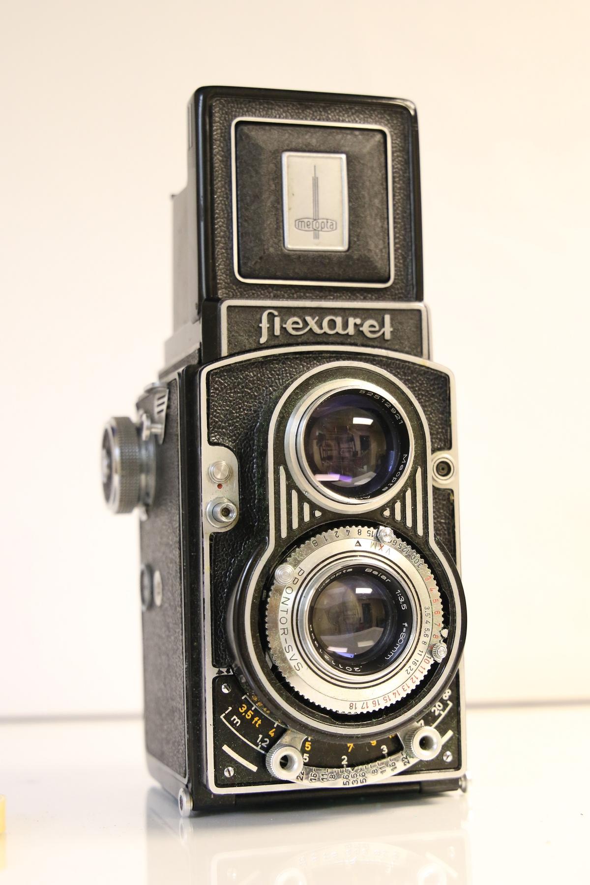 Meopata Flexaret TLR Camera with Leathter Case and Plastic Lens Cover