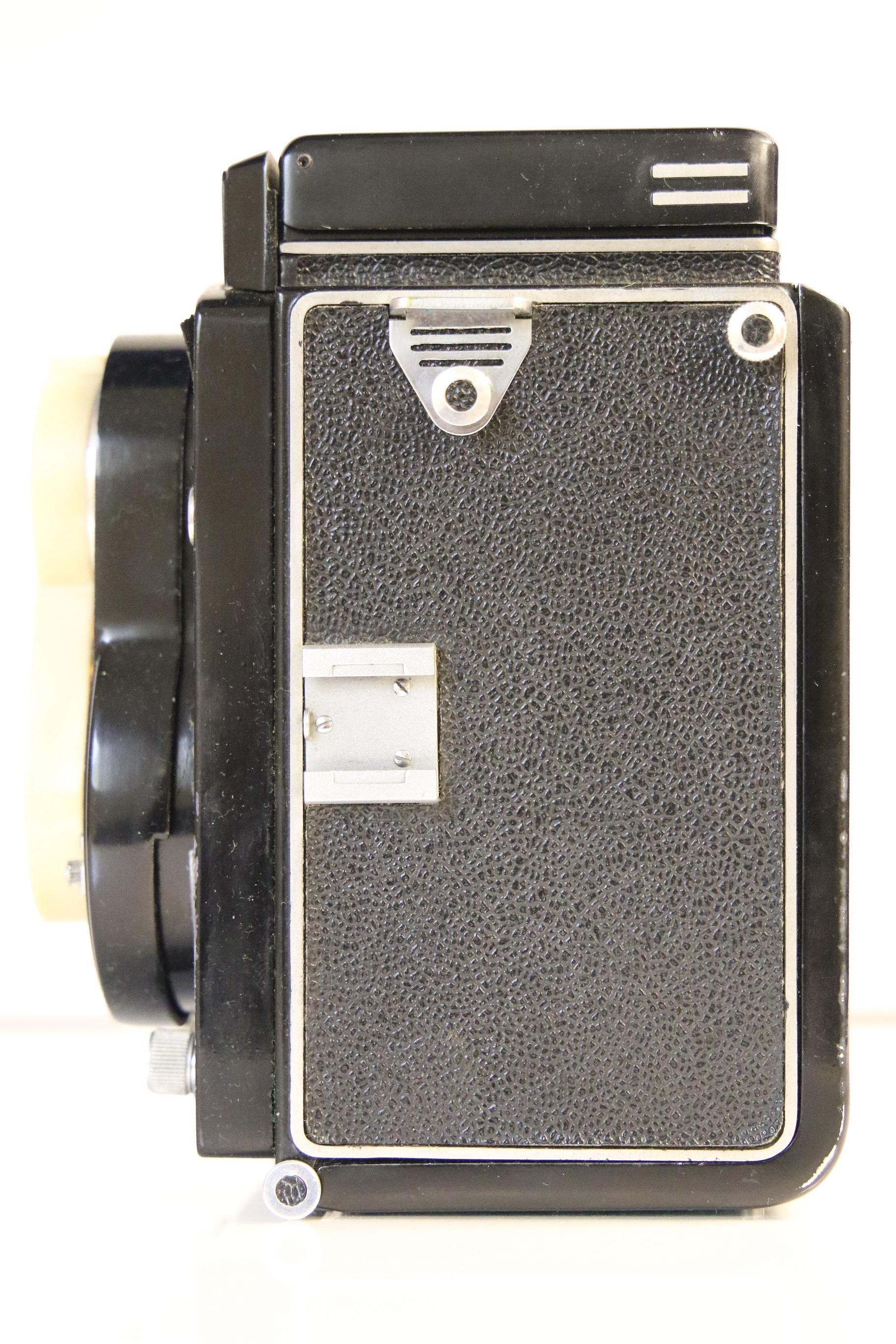 Meopata Flexaret TLR Camera with Leathter Case and Plastic Lens Cover