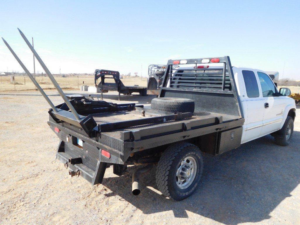 2002 GMC SIERRA, 6.6 DURAMAX TURBO DSL., FLATBED 4X4, W/HAY SPIKE, GN BALL,