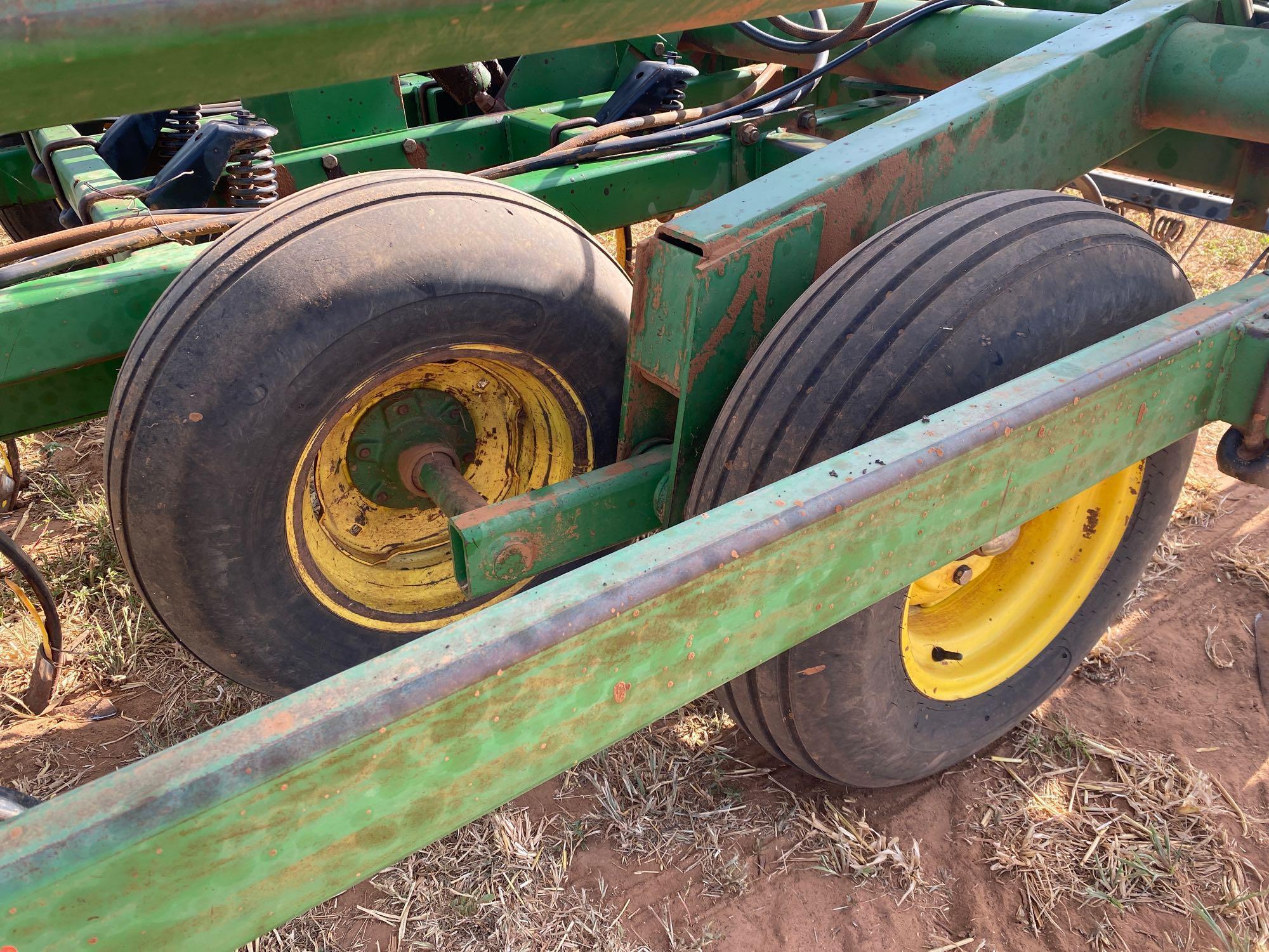 JOHN DEERE 980 FIELD CULTIVATOR, 35', DF 9" SWEEPS, REAR HITCH, HARROWS, SPRING SHANKS